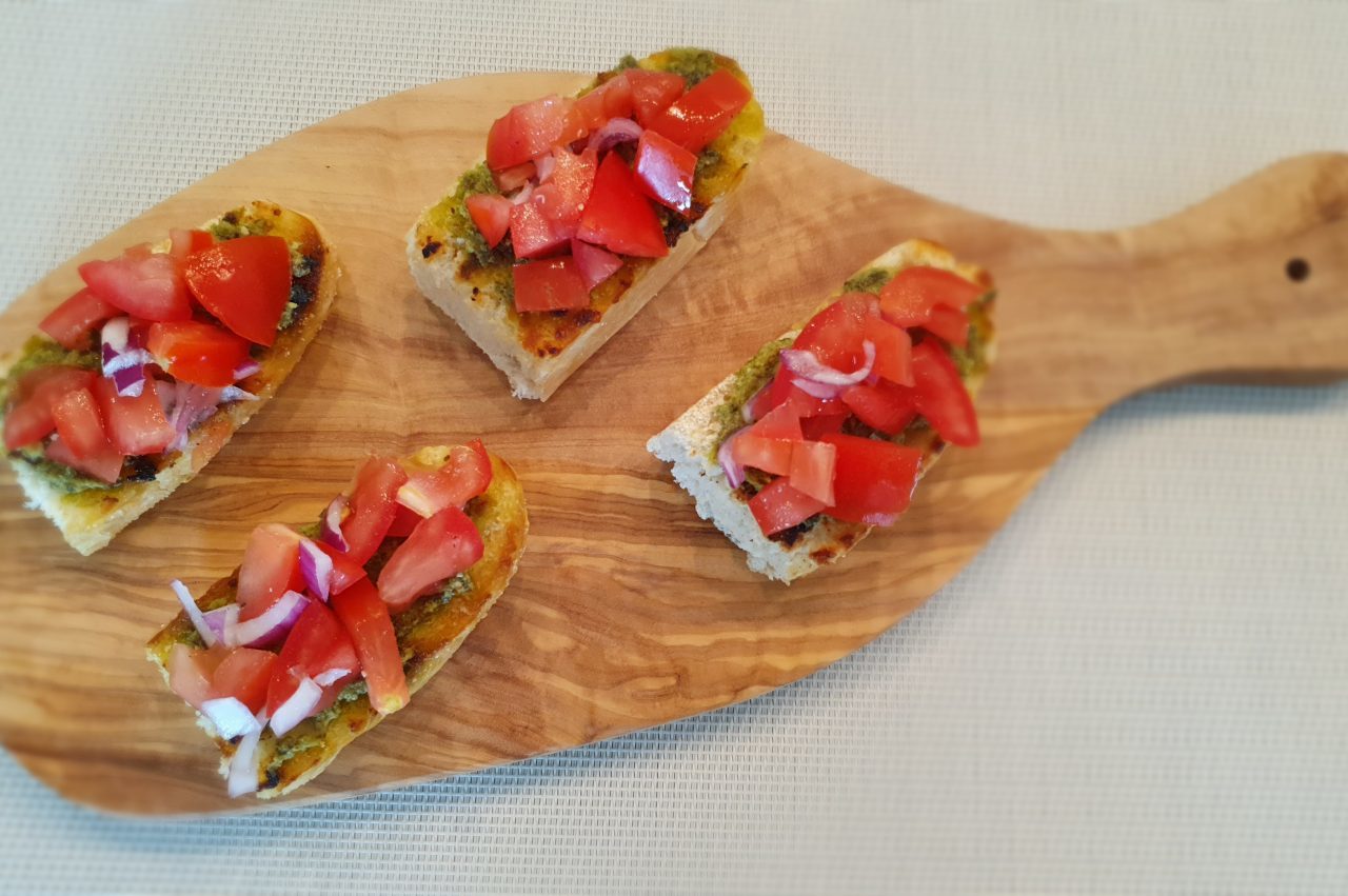 Bruschetta met tomaat en pesto