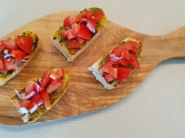 Bruschetta met tomaat en pesto