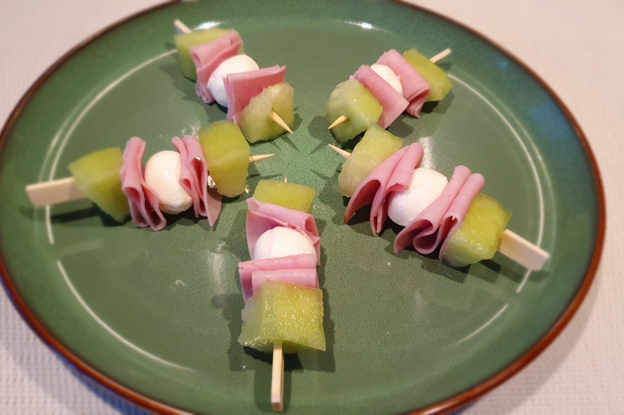 Spiesjes met meloen, ham en mini-mozzarella
