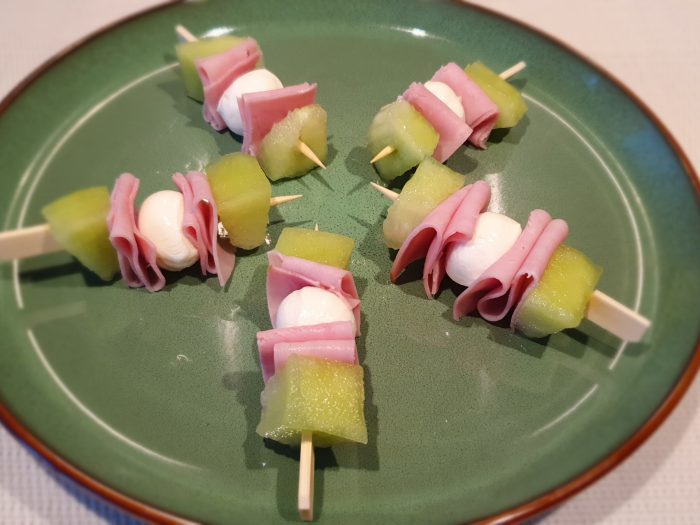 Spiesjes met meloen, ham en mini-mozzarella