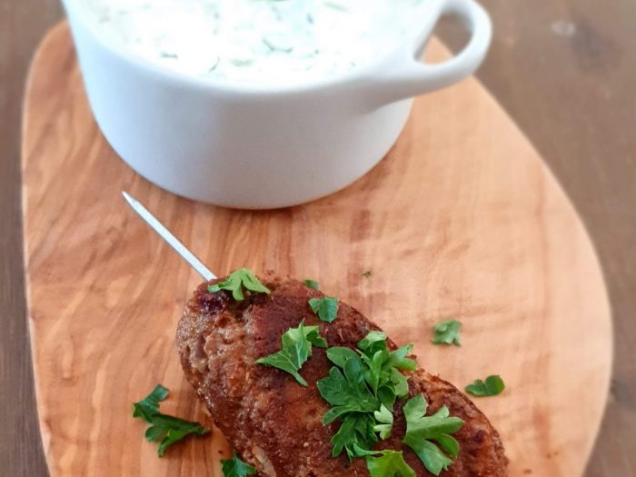 Griekse keftedes met tzatziki (kruidige gehaktspies )