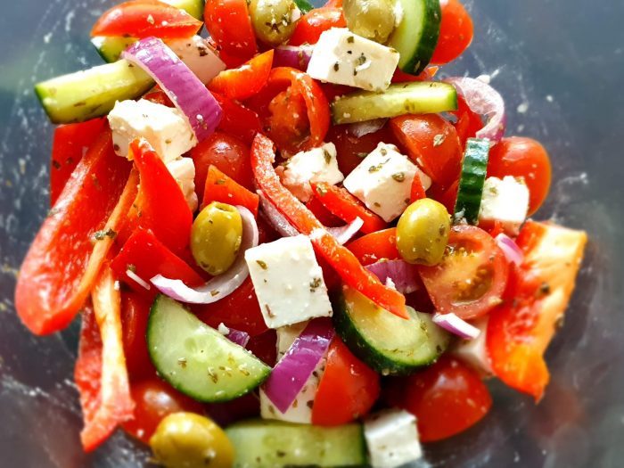 Traditionele Griekse salade (horiatiki)