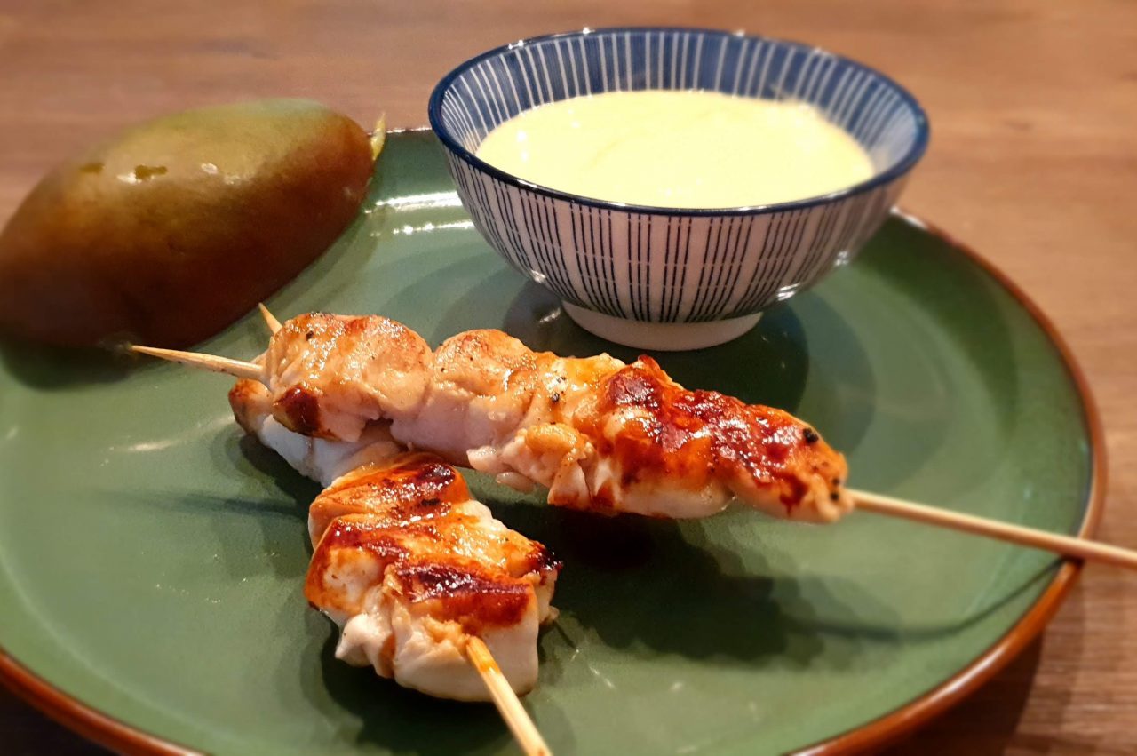 Gegrilde tropische kip stokjes met mango saus
