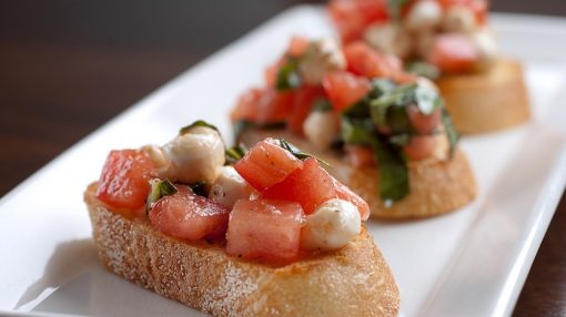 bruschetta tomaat kaas bascilicum