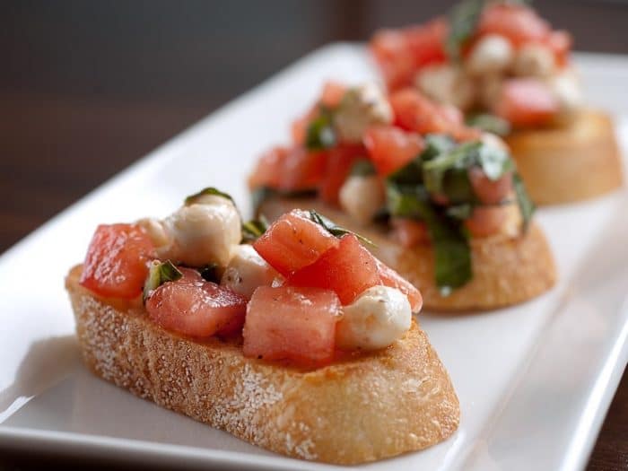 Bruschetta met tomaat, kaas en basilicum