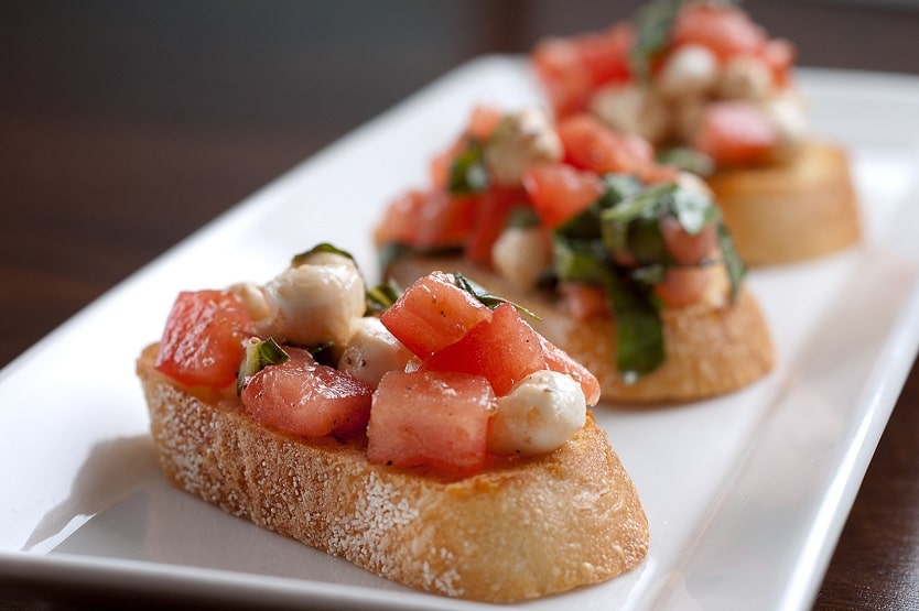 bruschetta tomaat kaas bascilicum