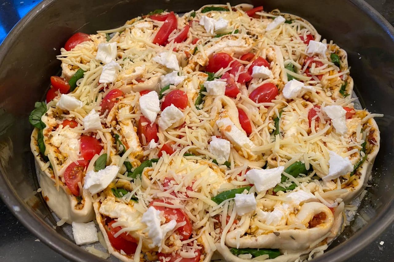 Caprese rolletjes van pizzadeeg