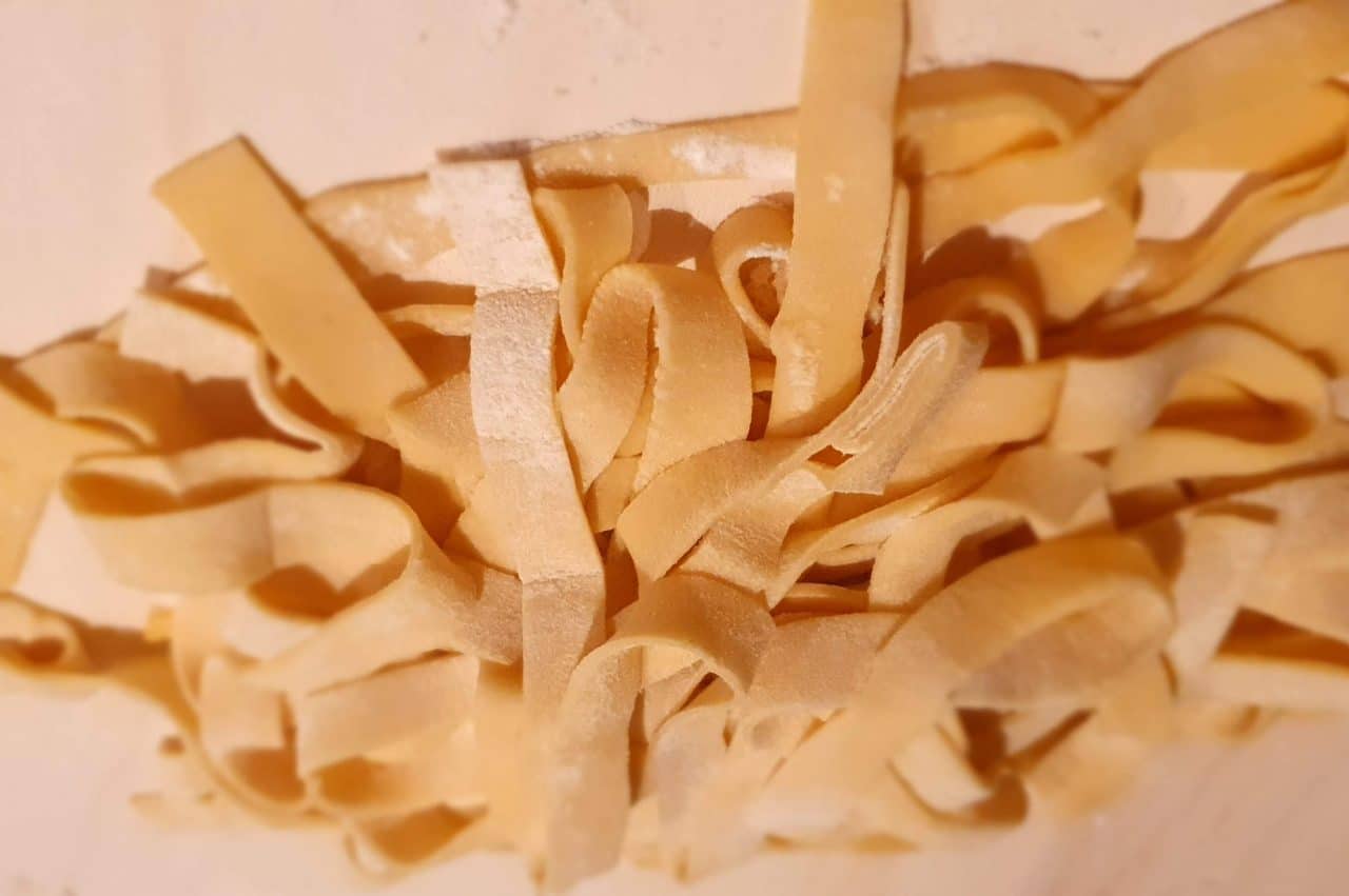 Zelfgemaakt pastadeeg voor tagliatelle