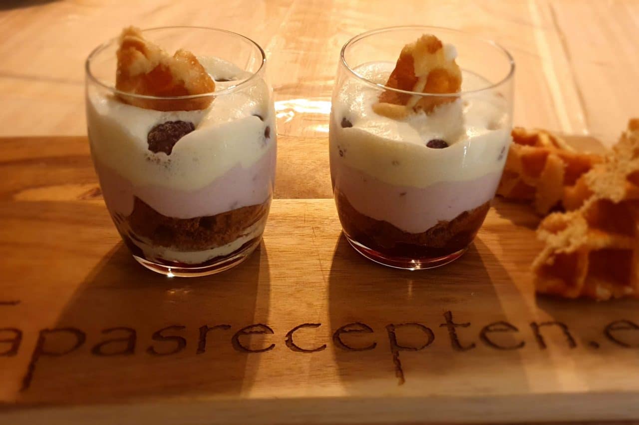 Trifle met fruit, kwark en bastogne koekjes