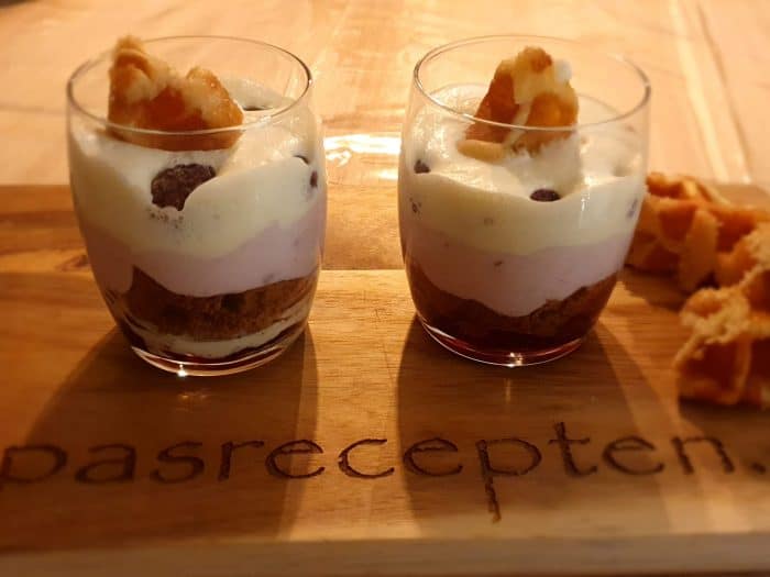 Trifle met fruit, kwark en bastogne koekjes