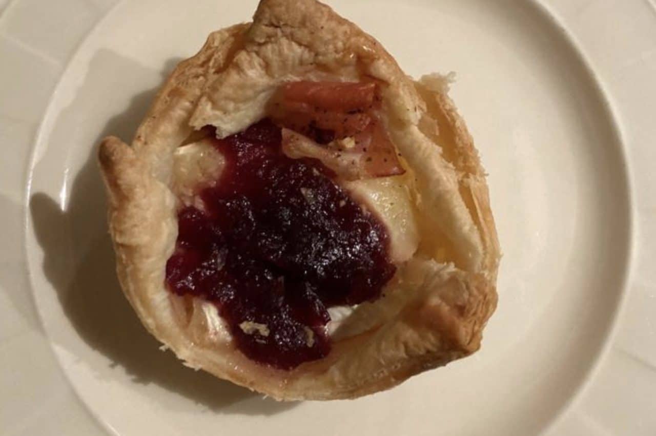 Bladerdeeg hapje met cranberry, brie en spek