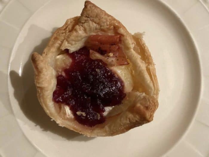 Bladerdeeg hapje met cranberry, brie en spek