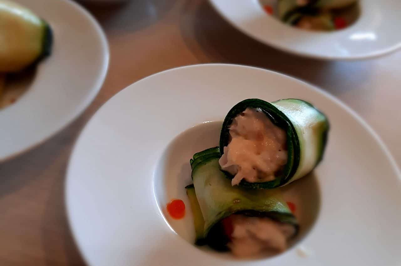 Gegrilde courgette rolletjes met forel salade en zalm eitjes