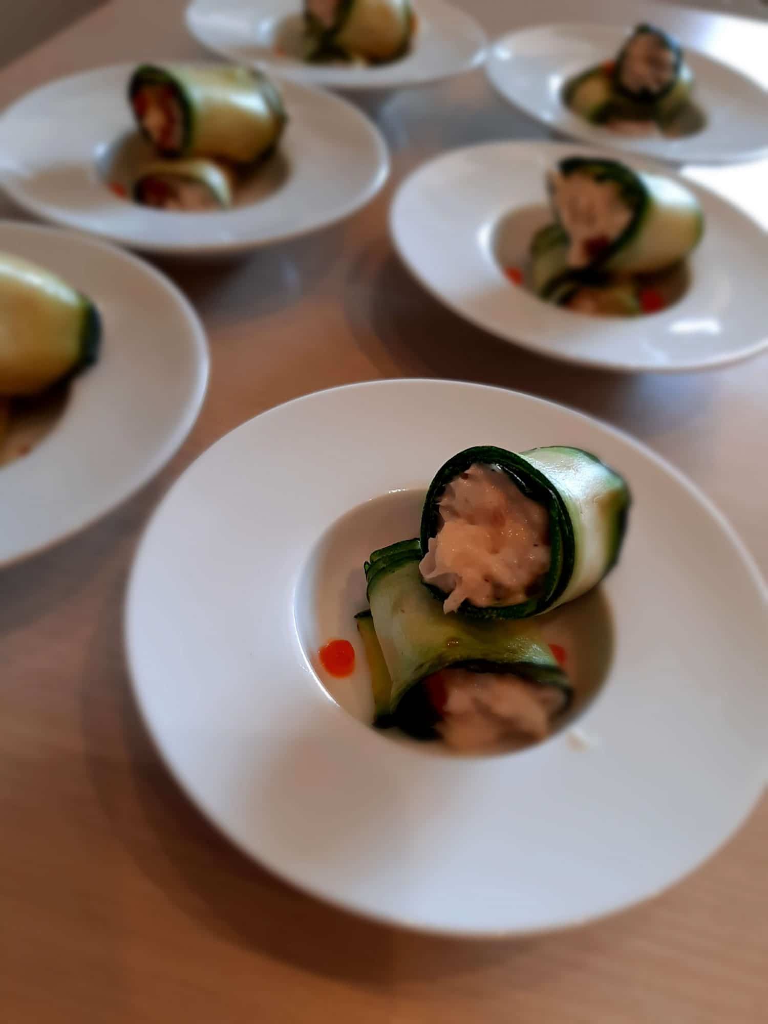 courgette rolletjes met tonijn salade en zalm eitjes