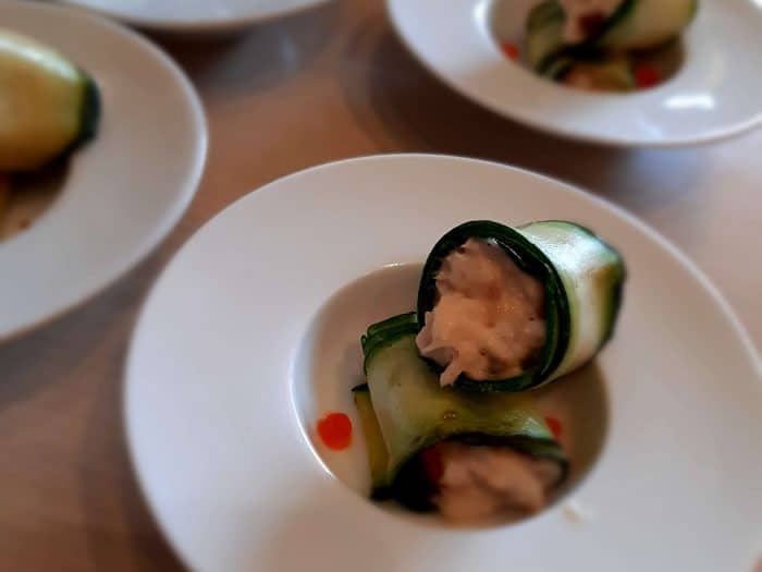 Gegrilde courgette rolletjes met forel salade en zalm eitjes
