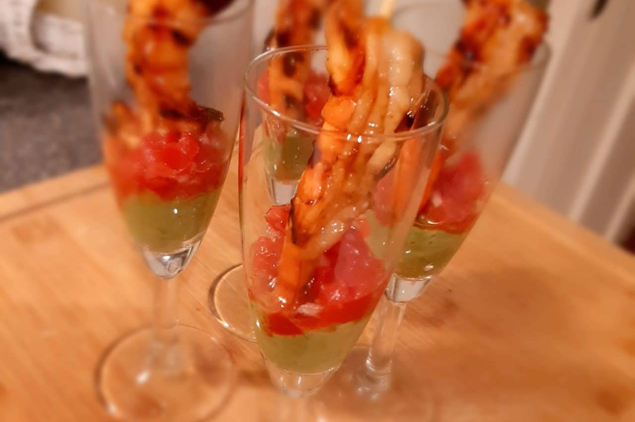 Scampi glaasjes met guacamole en tomatensalsa