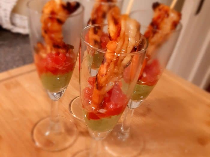 Scampi glaasjes met guacamole en tomatensalsa
