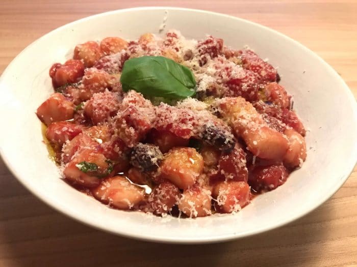 Gnocchi di patata met tomatensaus en Parmezaanse kaas