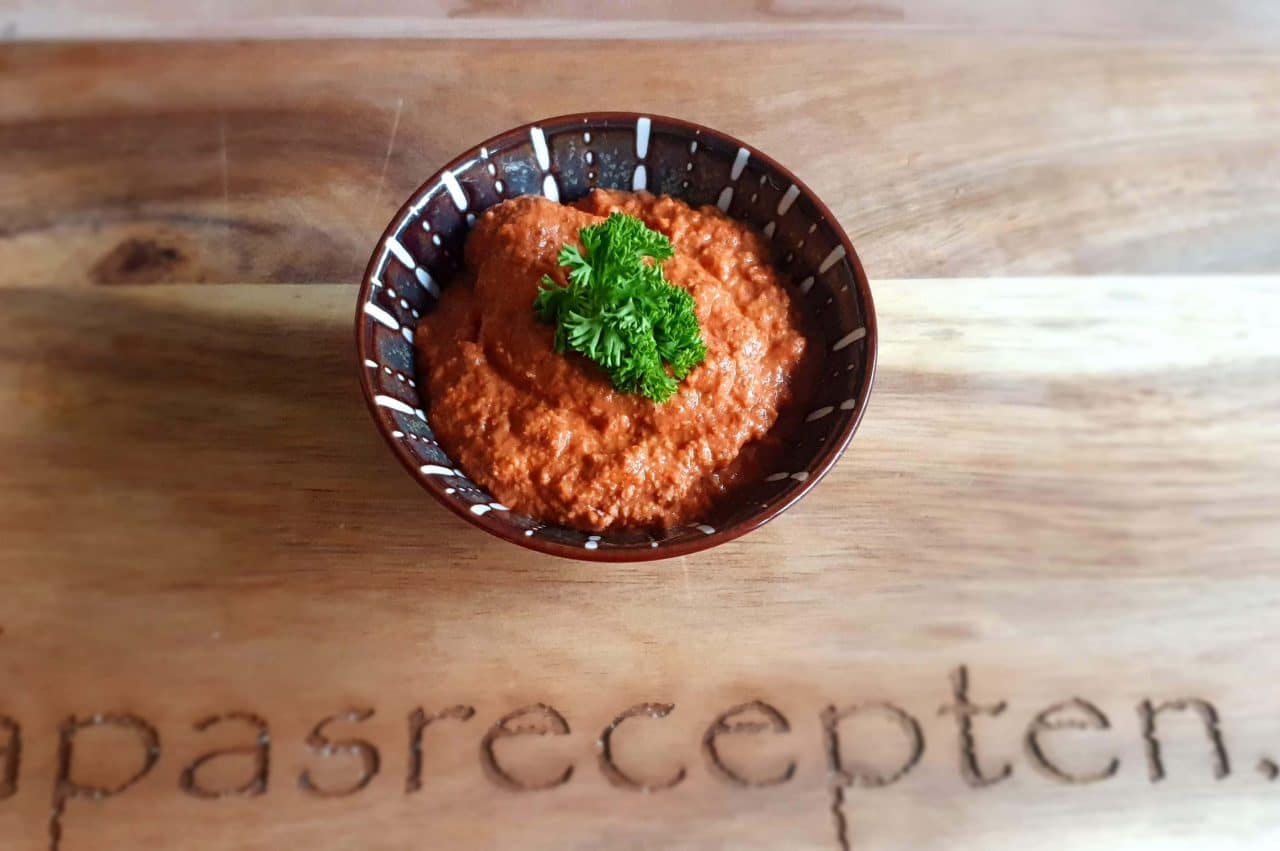 Muhammara dip van geroosterde paprika