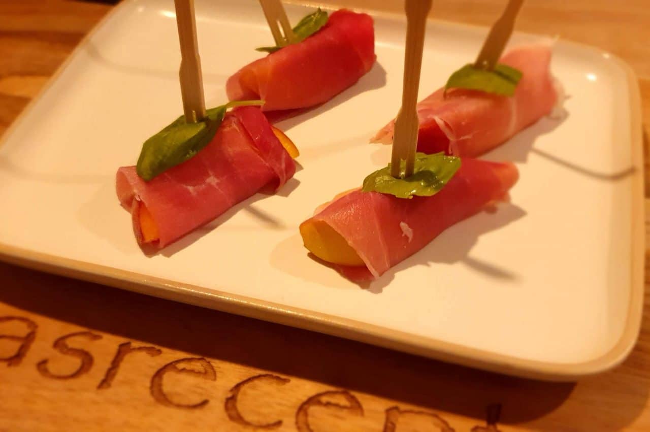 Perzik met serranoham hapje