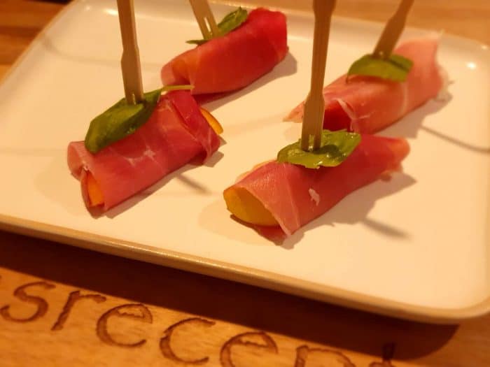 Perzik met serranoham hapje