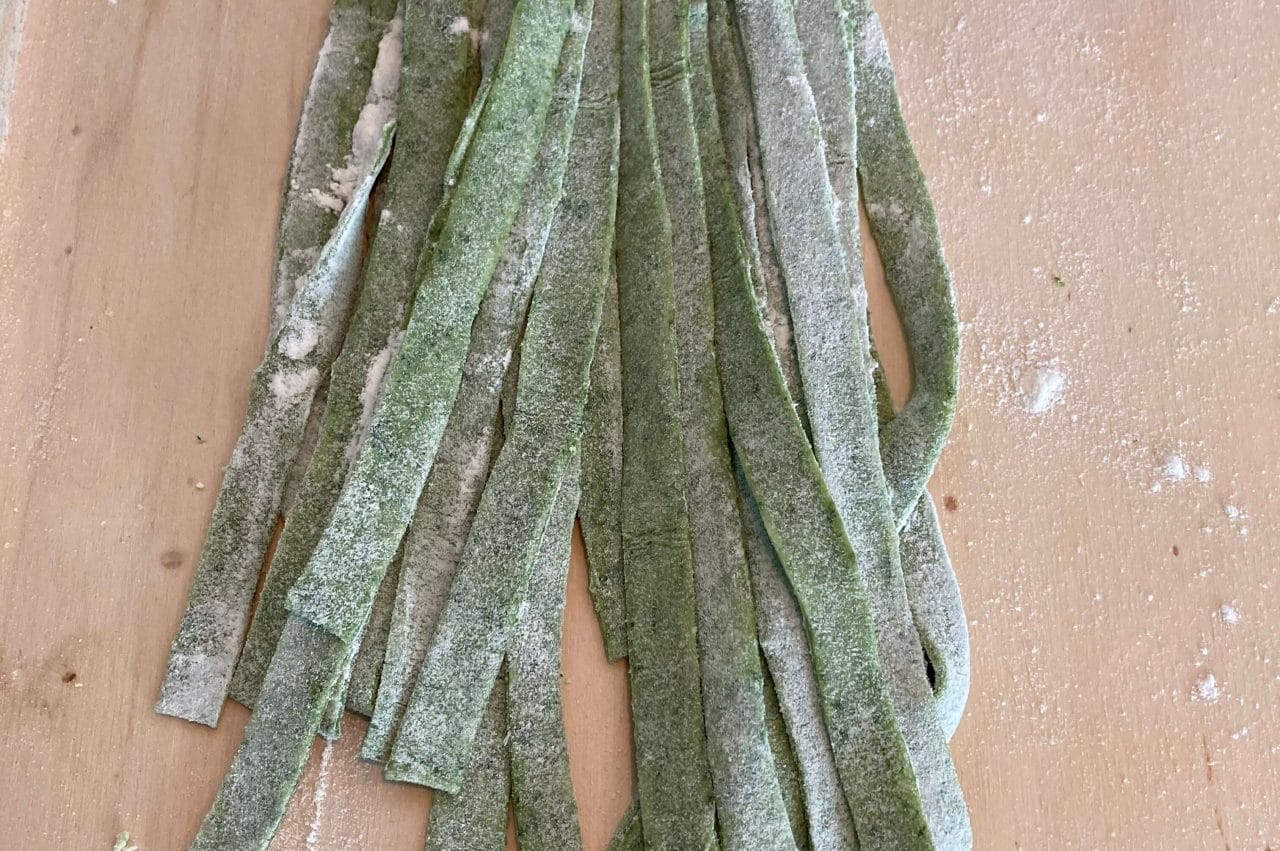 Zelfgemaakte spinazie pastadeeg