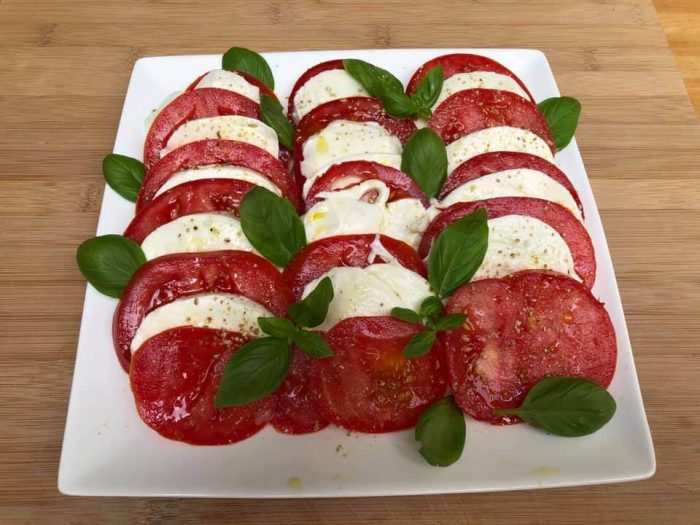 Caprese salade van coeur de boeuf tomaten en burrata kaas