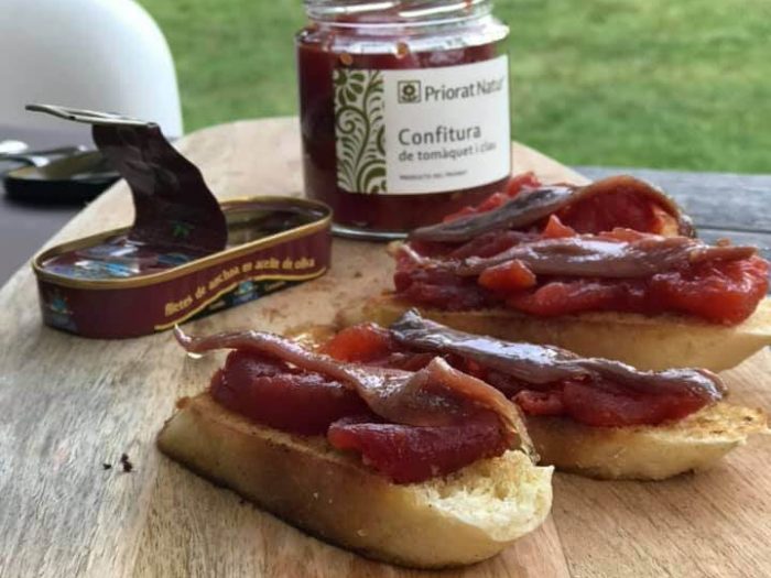 Ciabatta met tomaten jam en ansjovis