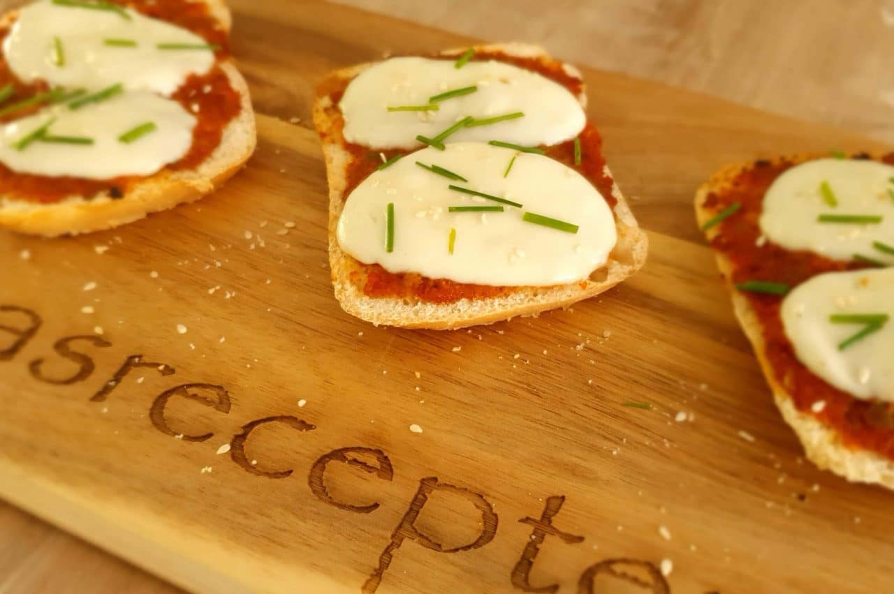 Crostini met tapenade en mozzarella