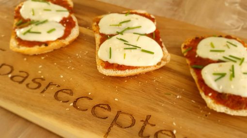 crostini's met tapenade en mozzarella