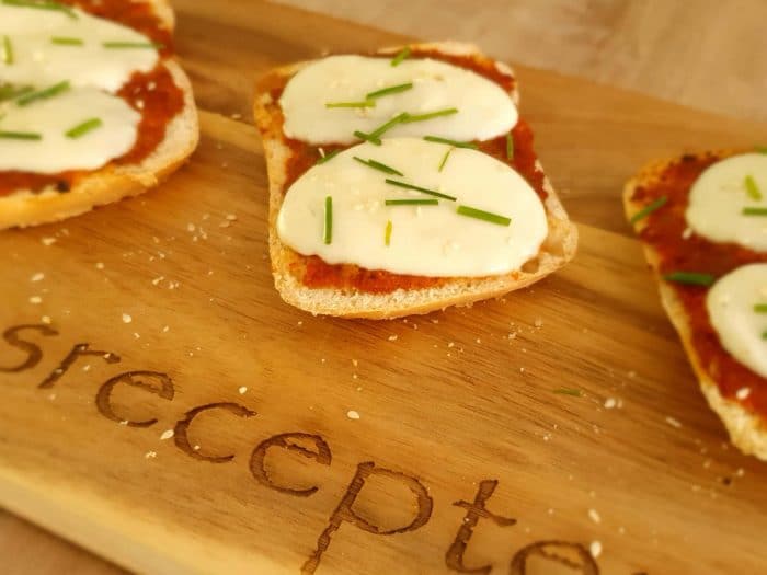 Crostini met tapenade en mozzarella