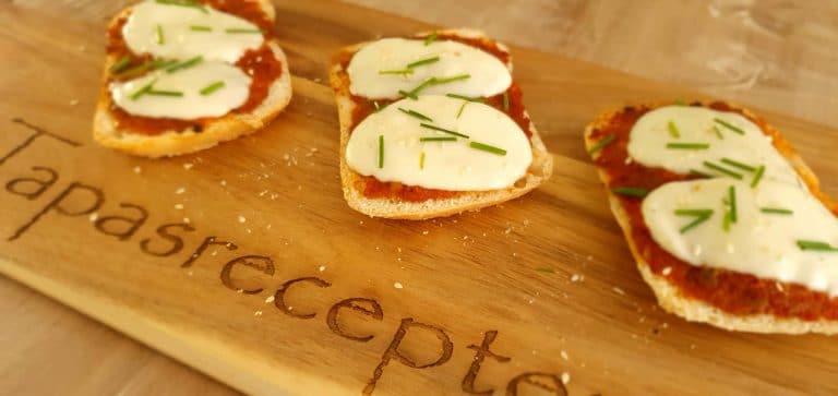 crostini's met tapenade en mozzarella