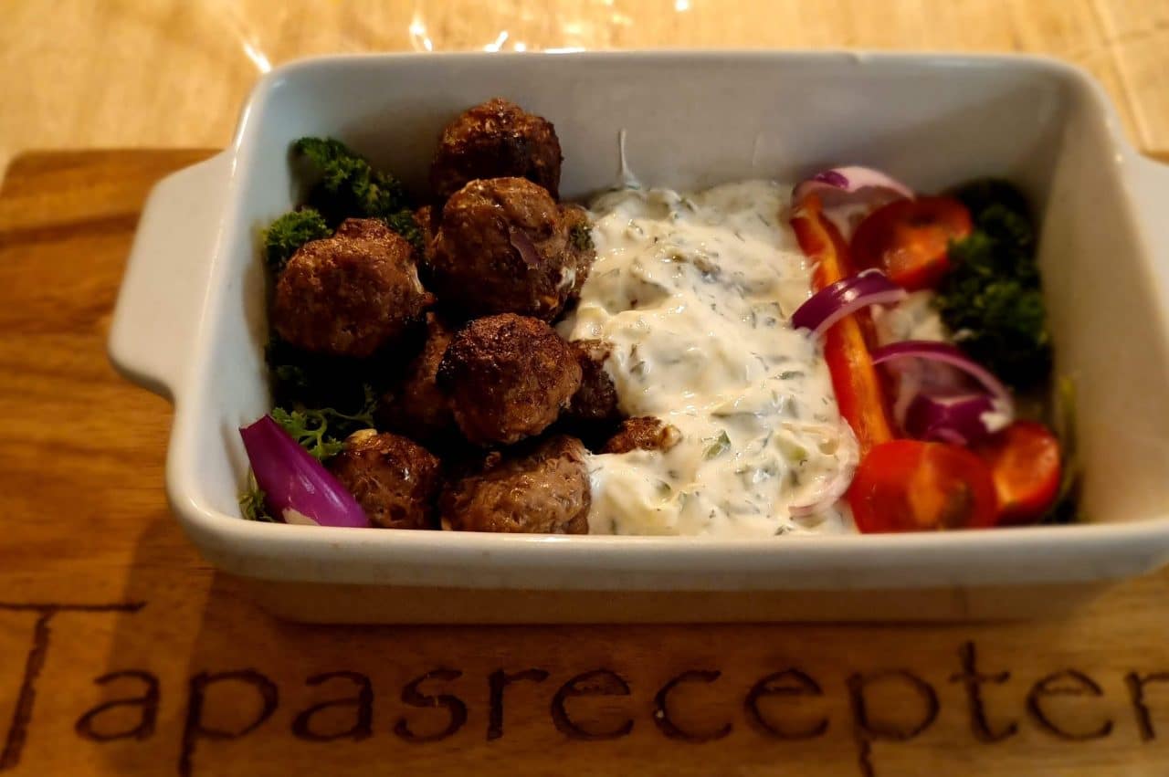 Griekse gehaktballetjes, ofwel Keftedes, met tzatziki