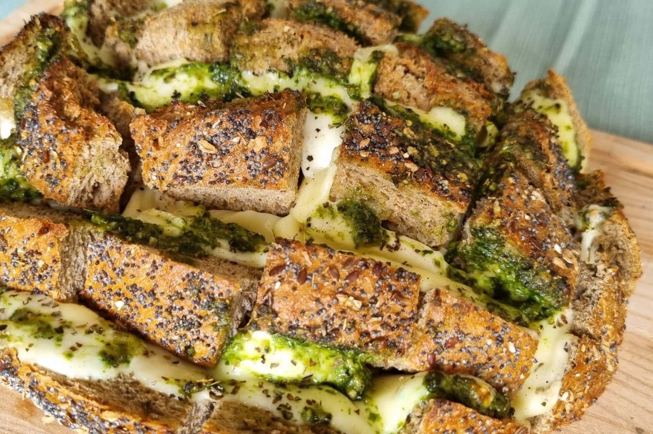 Plukbrood met kaas, mozzarella en groene pesto