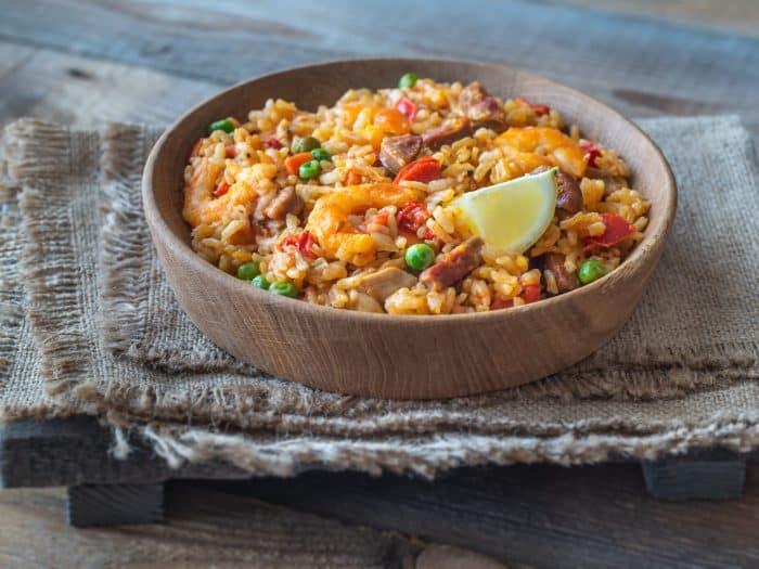 Paella met garnalen en chorizo