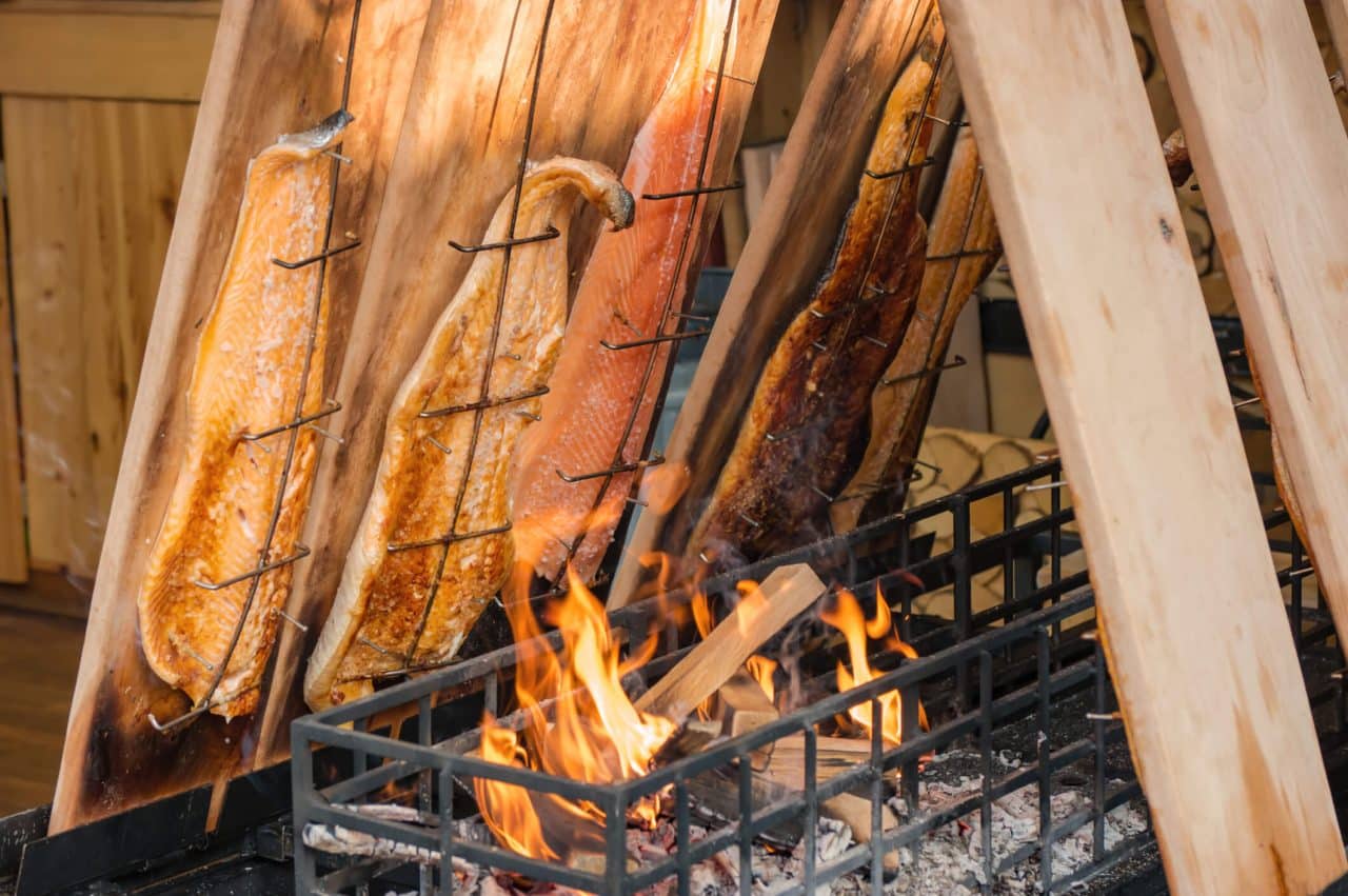 Op hout gerookte zalm