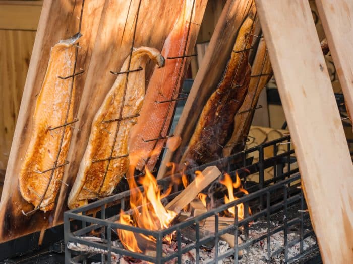 Op hout gerookte zalm