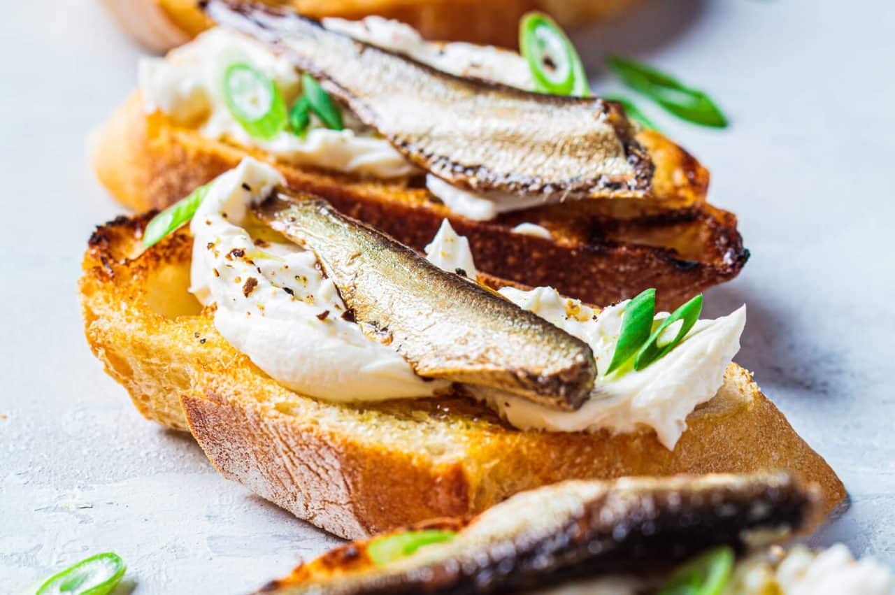 Toastjes met roomkaas, sardientjes en bosui