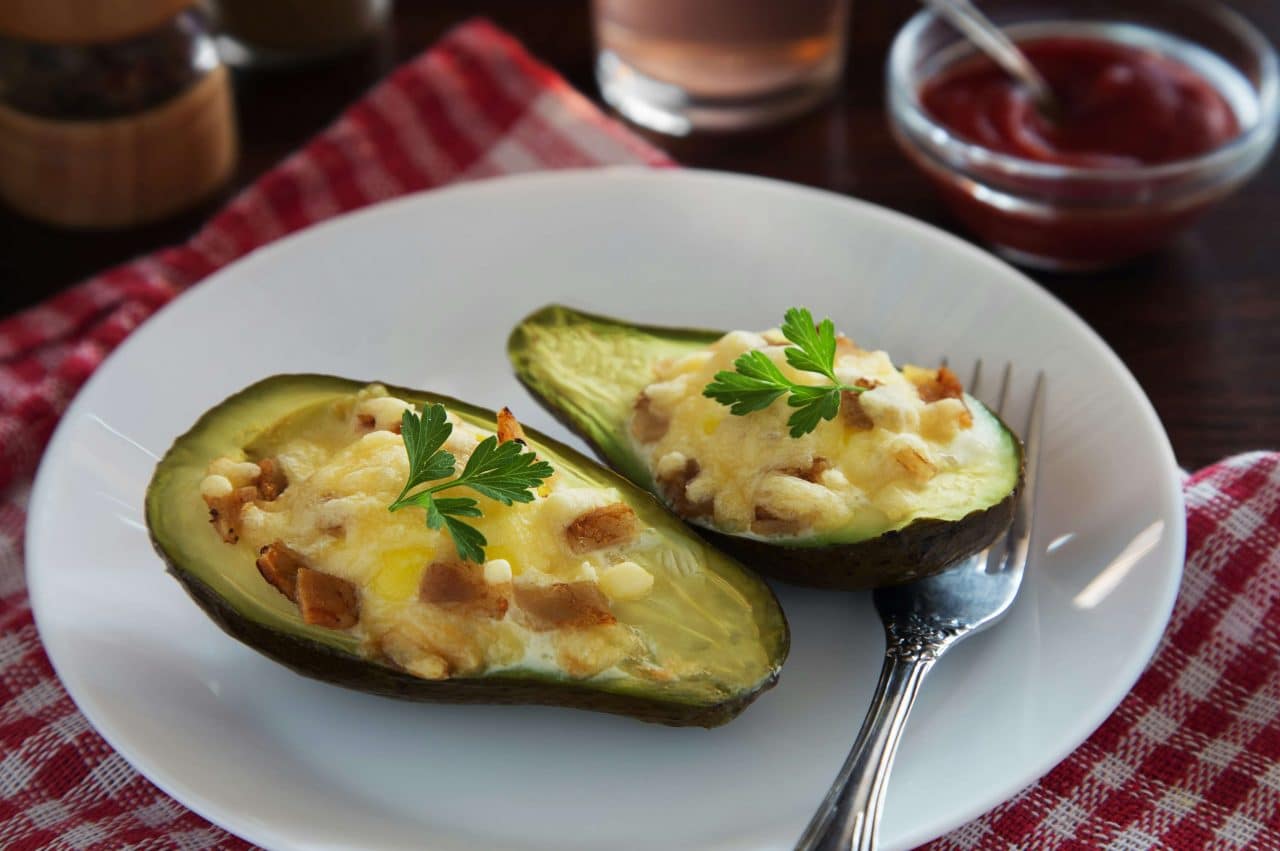 Gebakken avocado met kaas, peterselie en spek