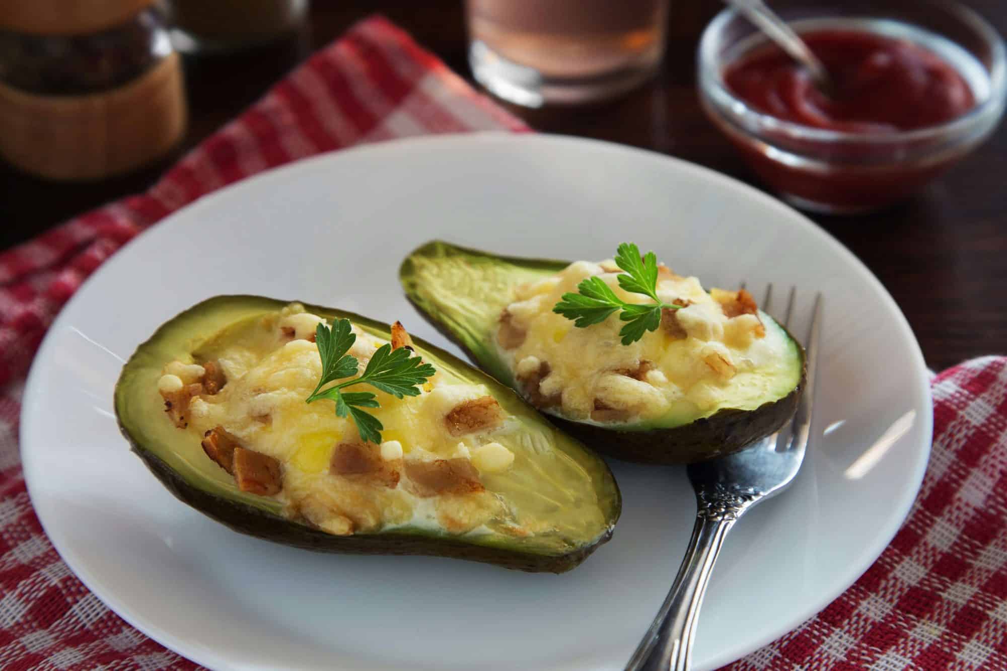 Gebakken Avocado met Kaas, Peterselie en Spek