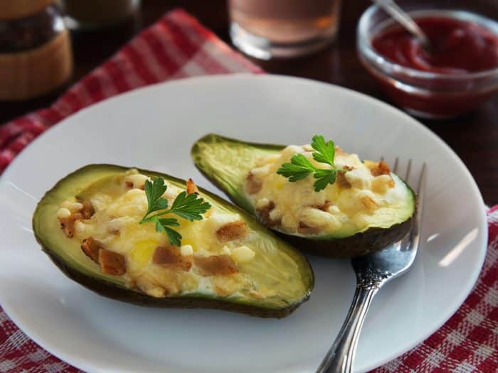 Gebakken avocado met kaas, peterselie en spek