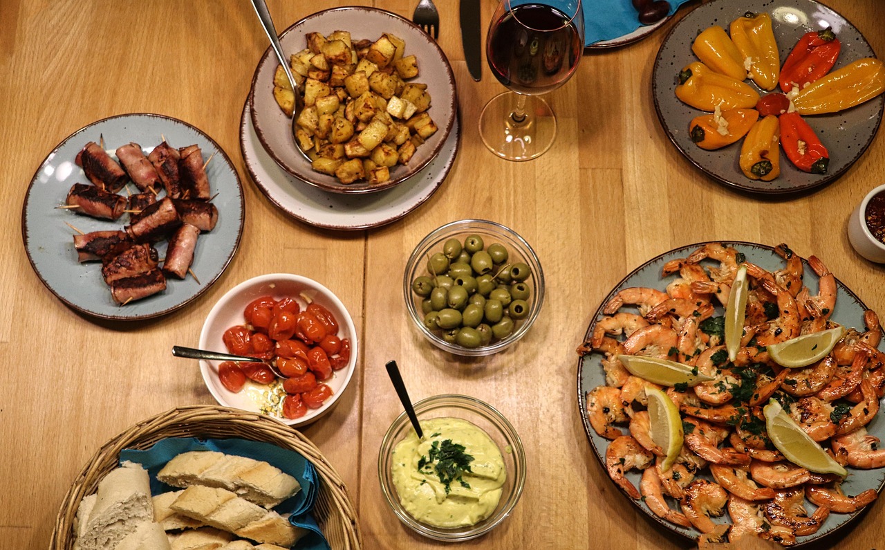 De kunst van de borreltafel: tapas en wijn die het altijd goed doen
